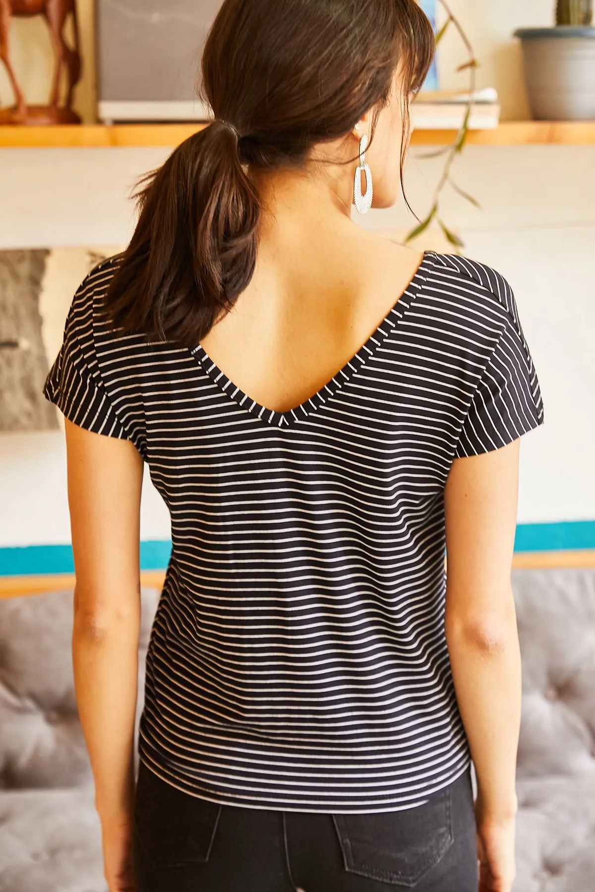 Olalook  Schwarzes Damen-T-Shirt mit V-Ausschnitt vorne und hinten, TSH-19000282