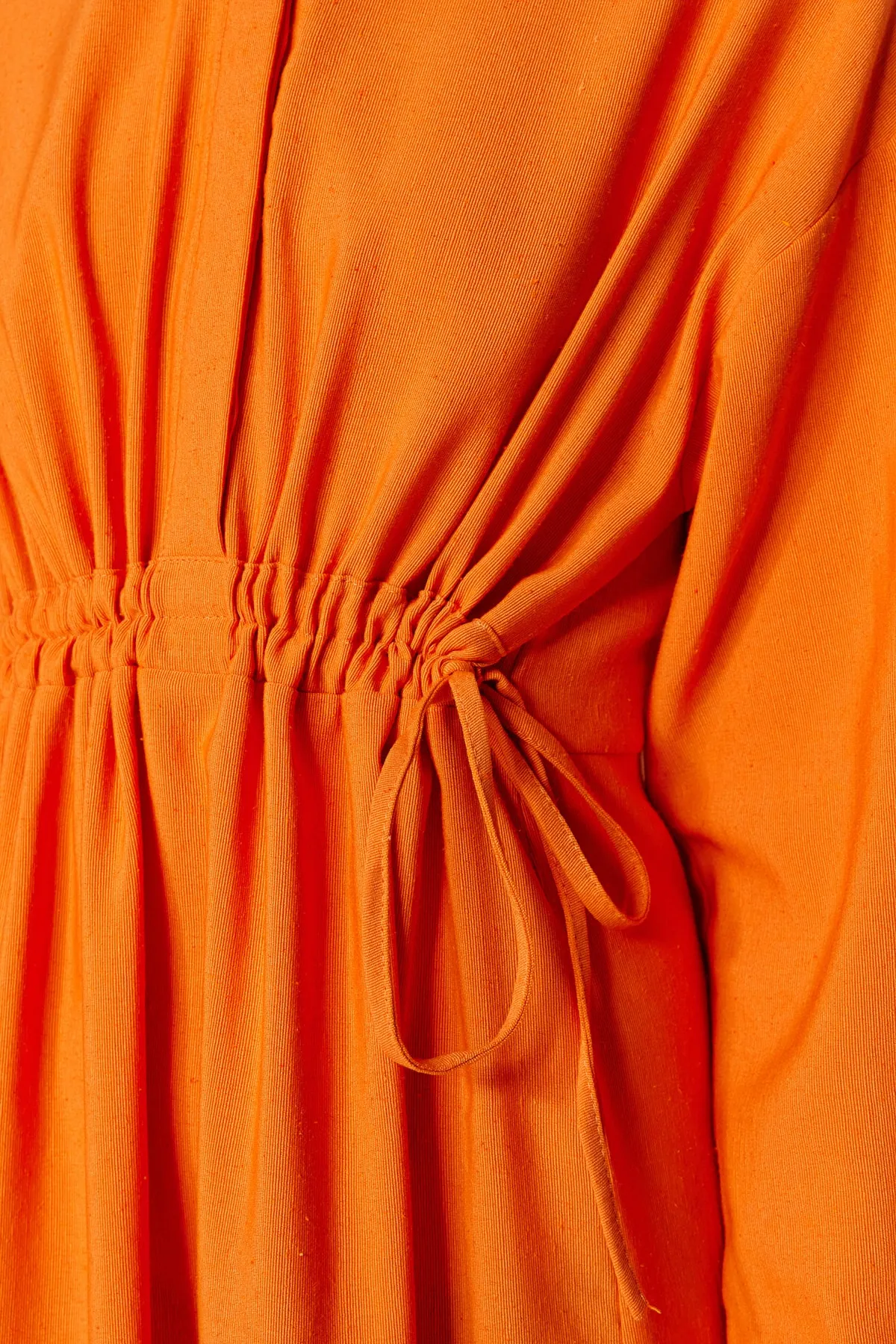 Trendyol Modest  Orangefarbenes Kleid aus Leinenmischung mit halber Knopfleiste und Raffung TCTSS23EB00274