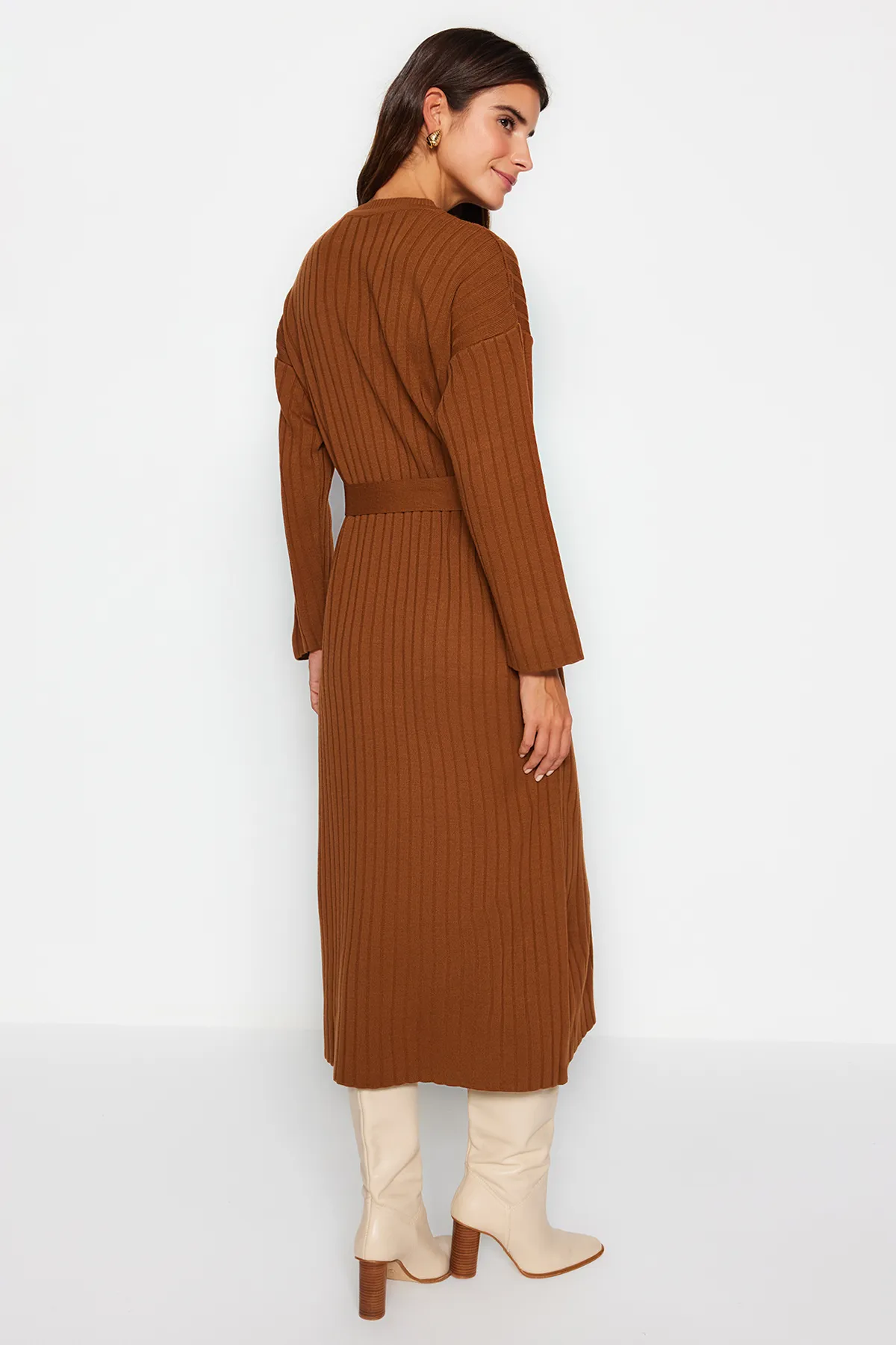 Trendyol Modest  Braunes geripptes Strickkleid mit Gürtel TCTAW24EB00008