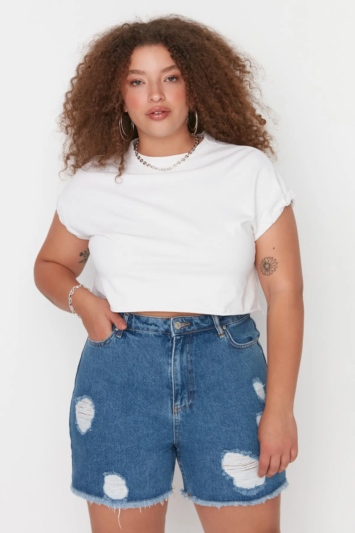 Trendyol Curve  Dunkelblaue Jeansshorts im Destroyed-Stil mit hoher Taille und Bermuda TBBSS22SR0165