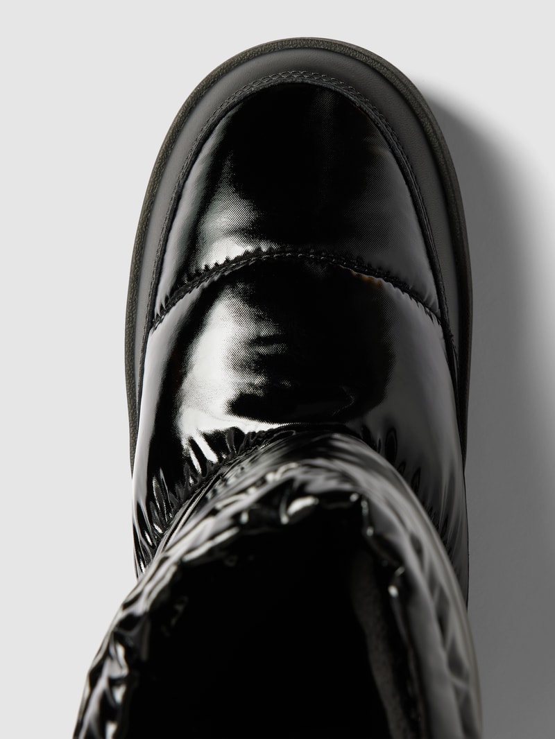 Boots mit Steppnähten und Label-Detail in schwarz