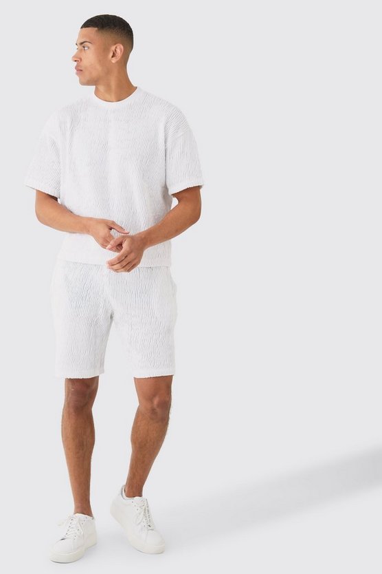 Kastiges T-Shirt und Shorts