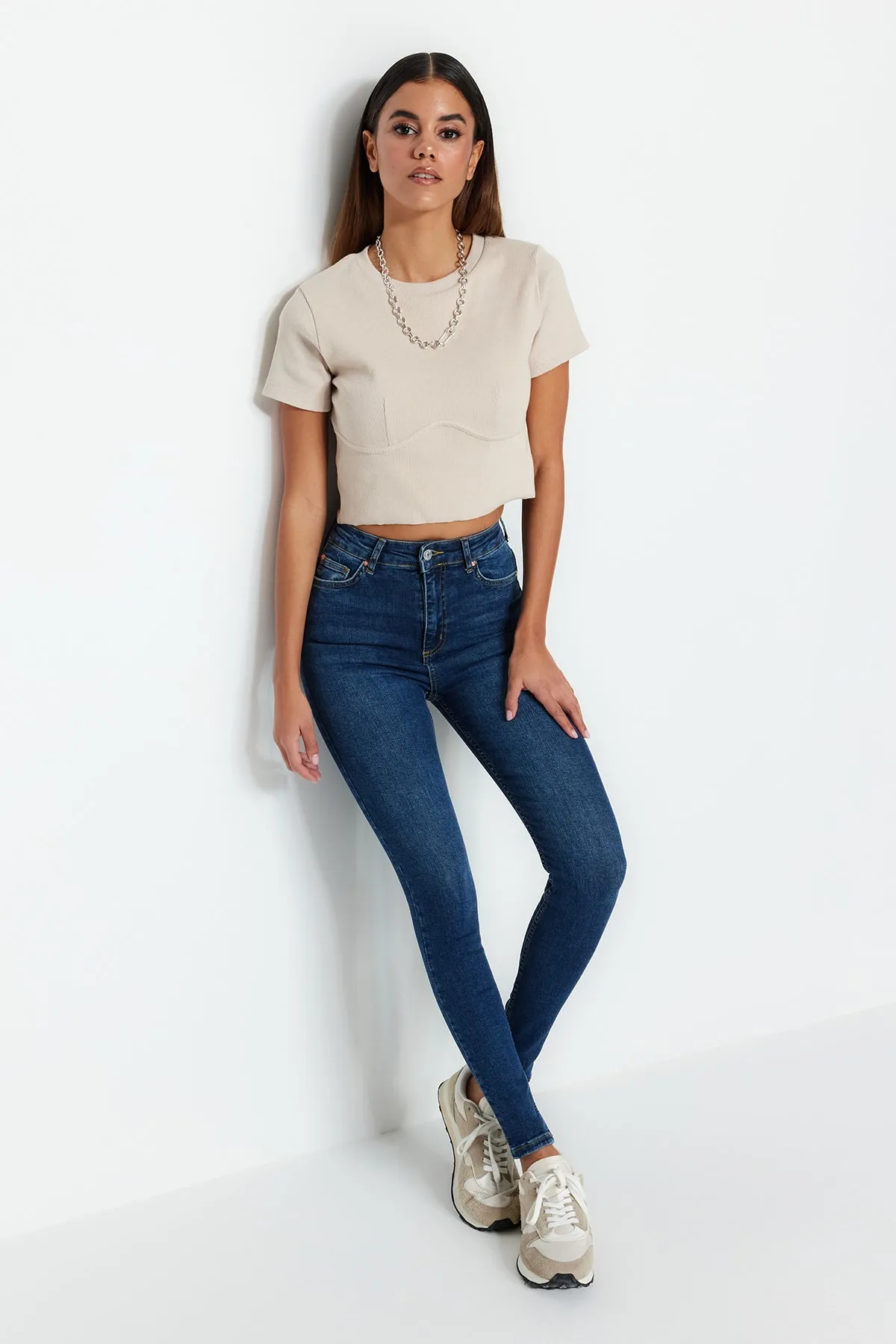 Trendyol Collection  Dunkelblaue Skinny Jeans mit normaler Taille TWOSS23JE00073