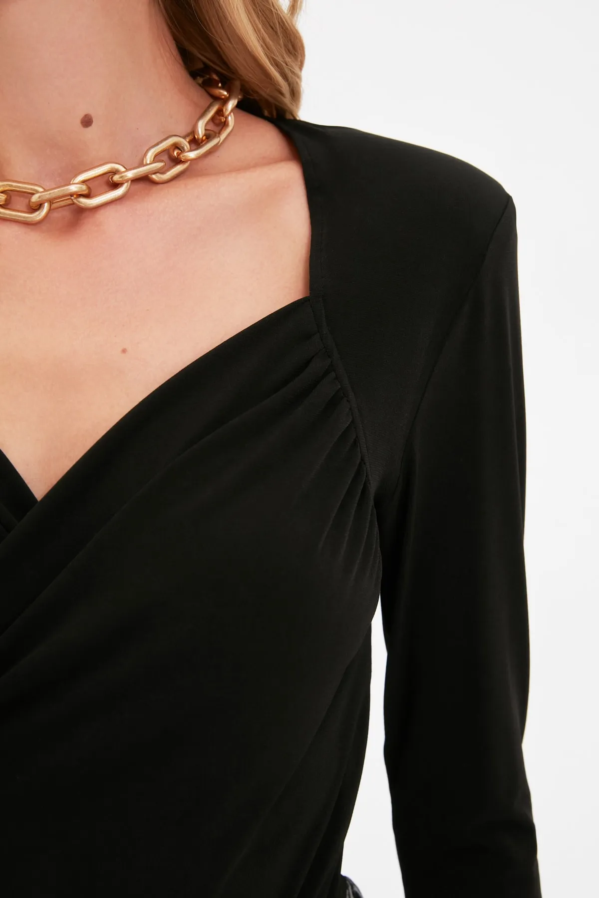 Trendyol Collection  Schwarzer, gepolsterter, drapierter, taillierter/flexibler Strickbody zum Aufstecken TWOAW22BD0156
