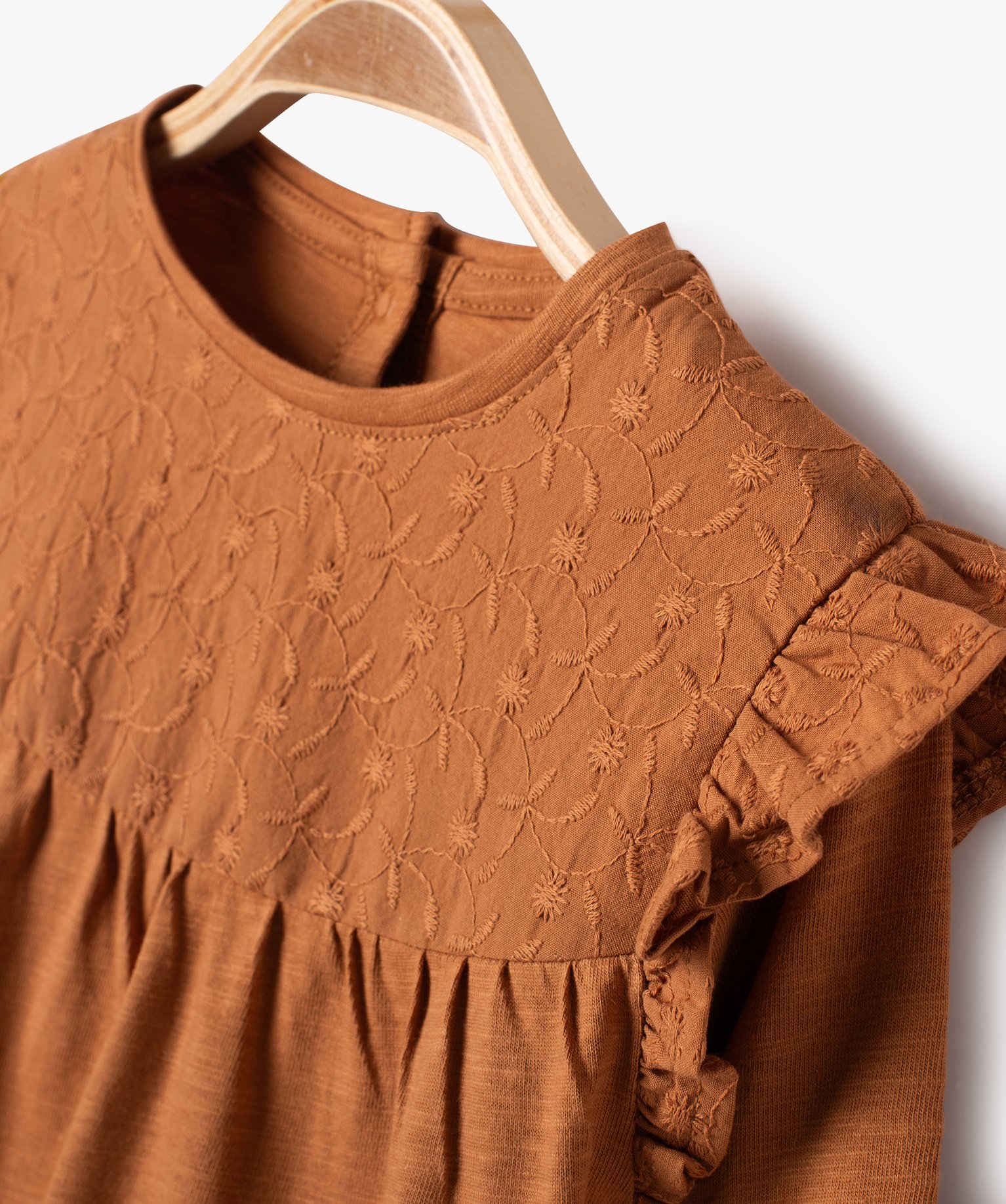 Tee-shirt manches longues volantées à plastron brodé béb... marron | GEMO