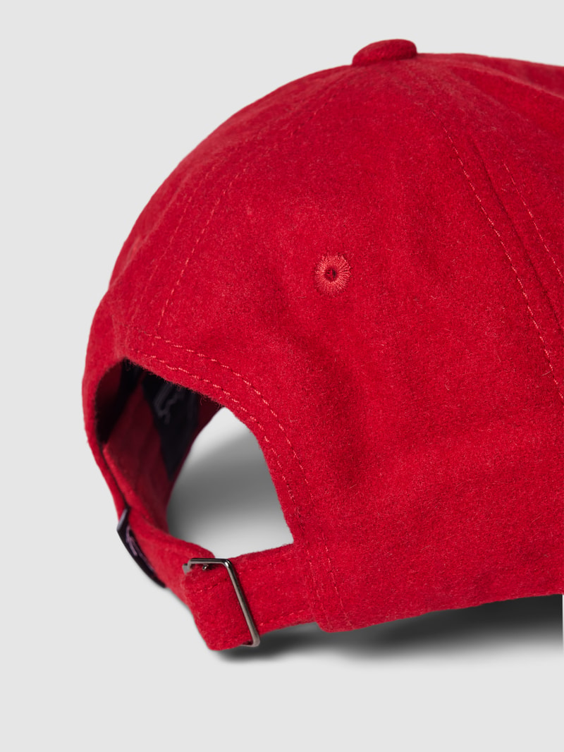 Basecap mit Label-Stitching in dunkelrot
