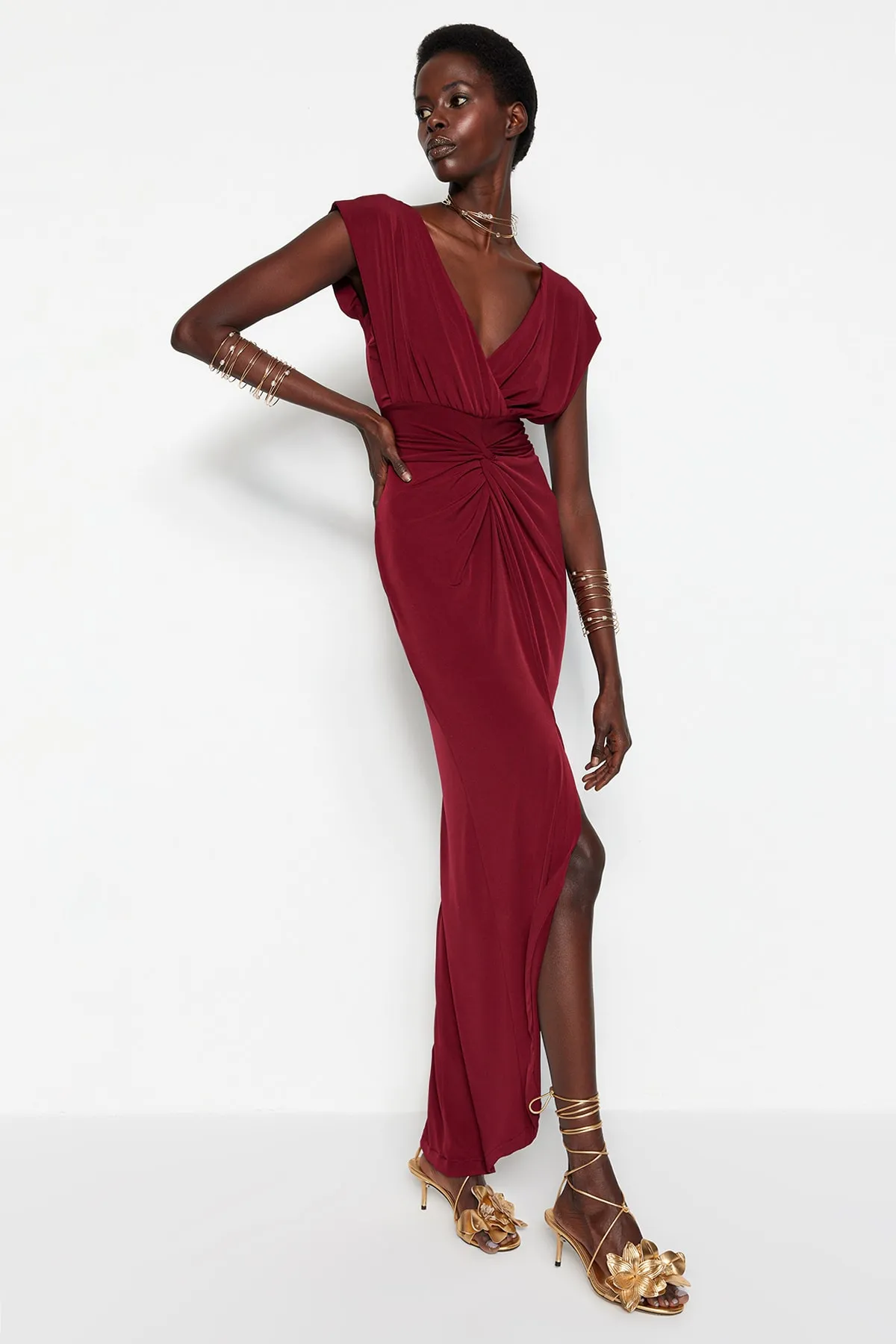Trendyol Collection  Burgunderrotes, gefüttertes, langes Abendkleid mit Strickpaspelierung TPRSS22AE0034