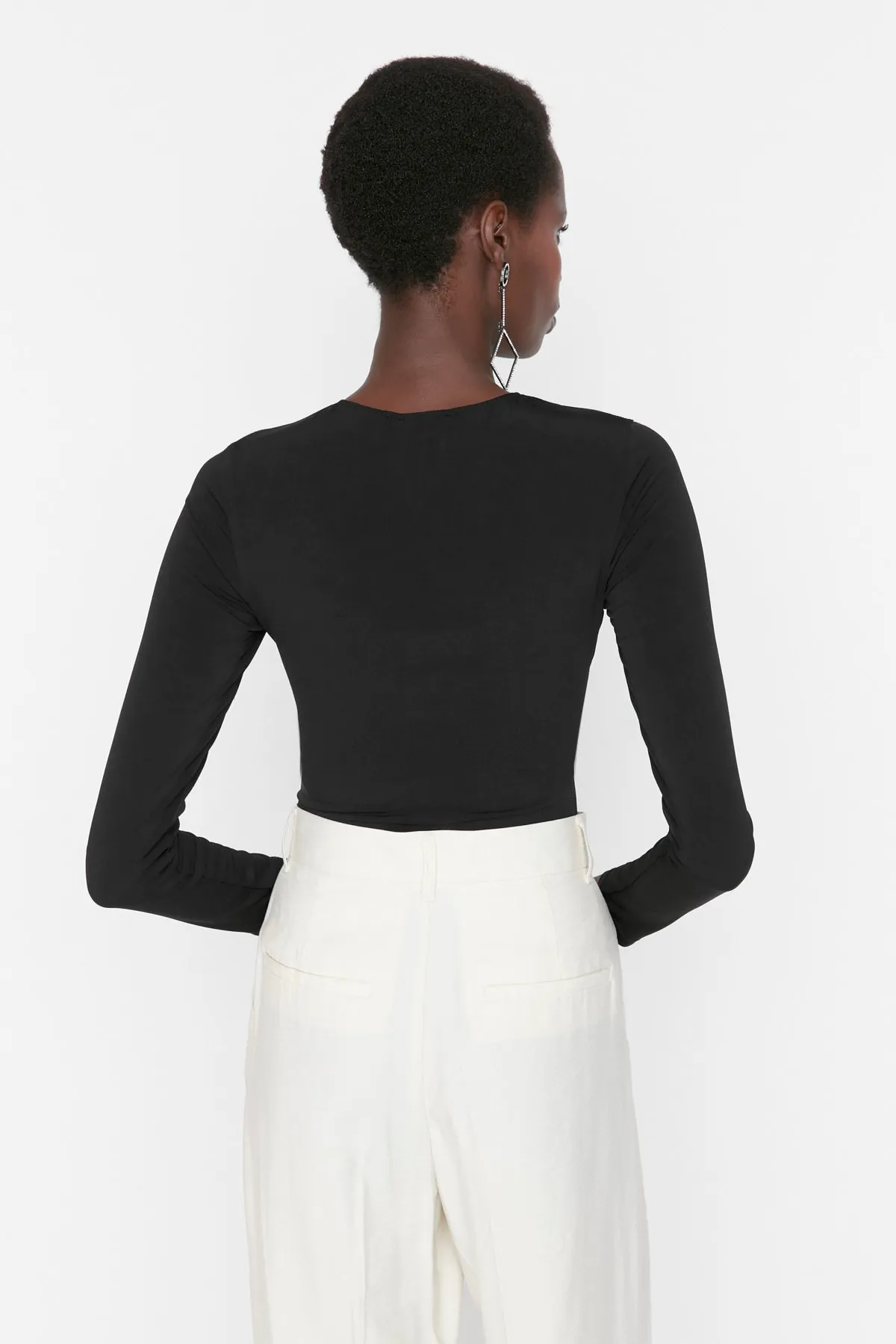 Trendyol Collection  Schwarzer Accessoire-Druckknopfkörper mit Fenster/Ausschnitt TPRSS22BD0014
