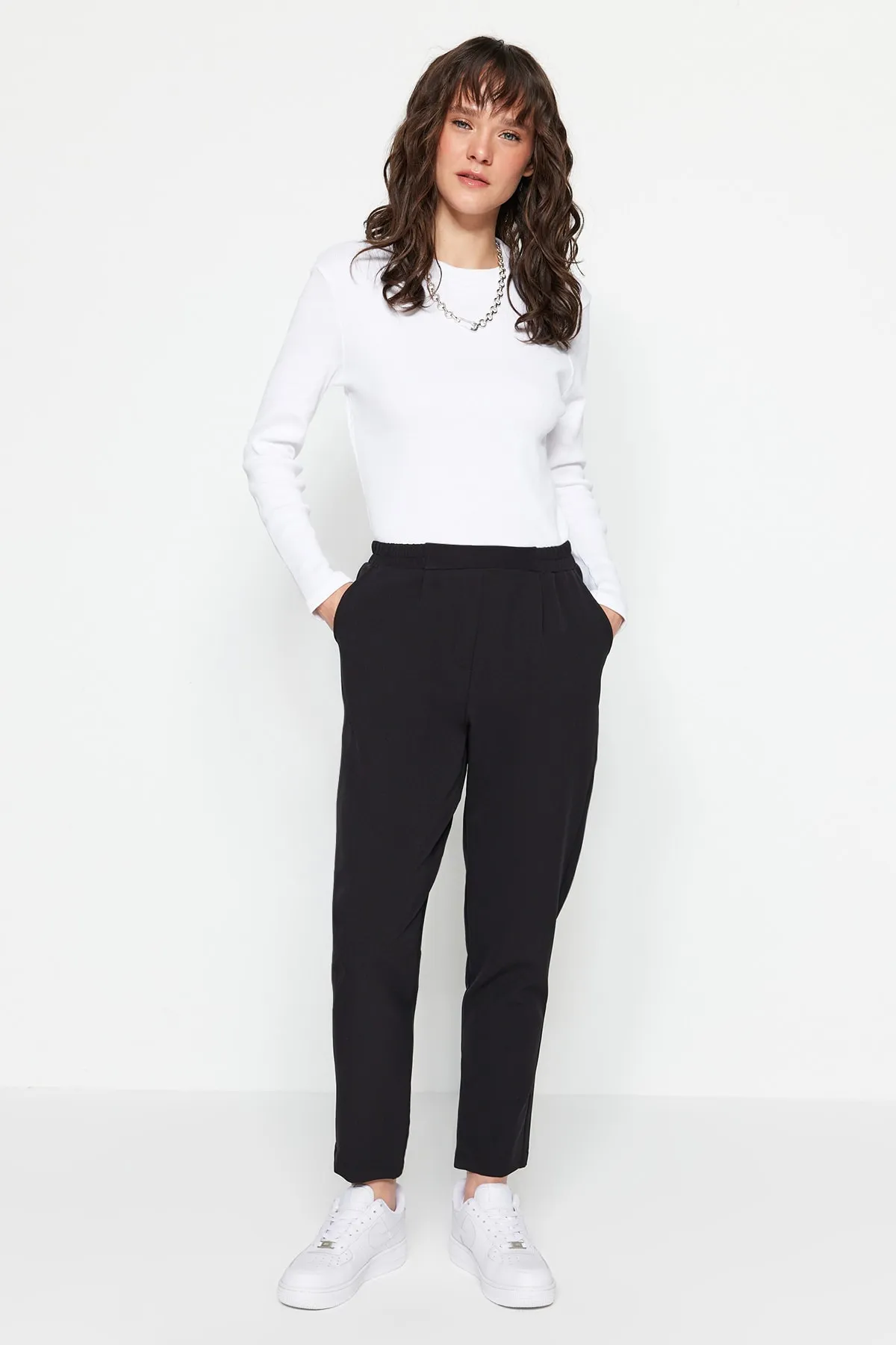 Trendyol Modest  Schwarze, gewebte Hose mit elastischem Bund und Taschendetail TCTSS23TP00008