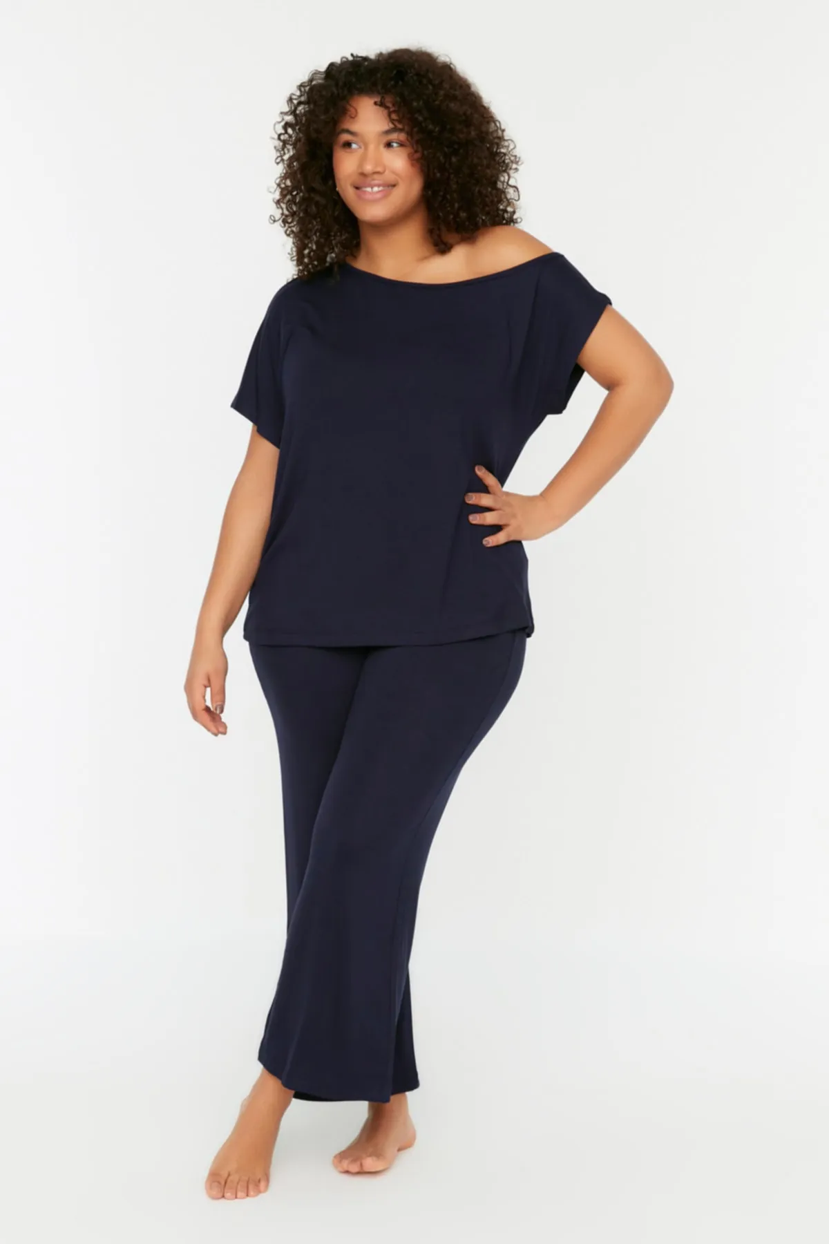 Trendyol Curve  Marineblaues Pyjama-Set aus Strick mit tiefen Schultern TBBSS22PT0570