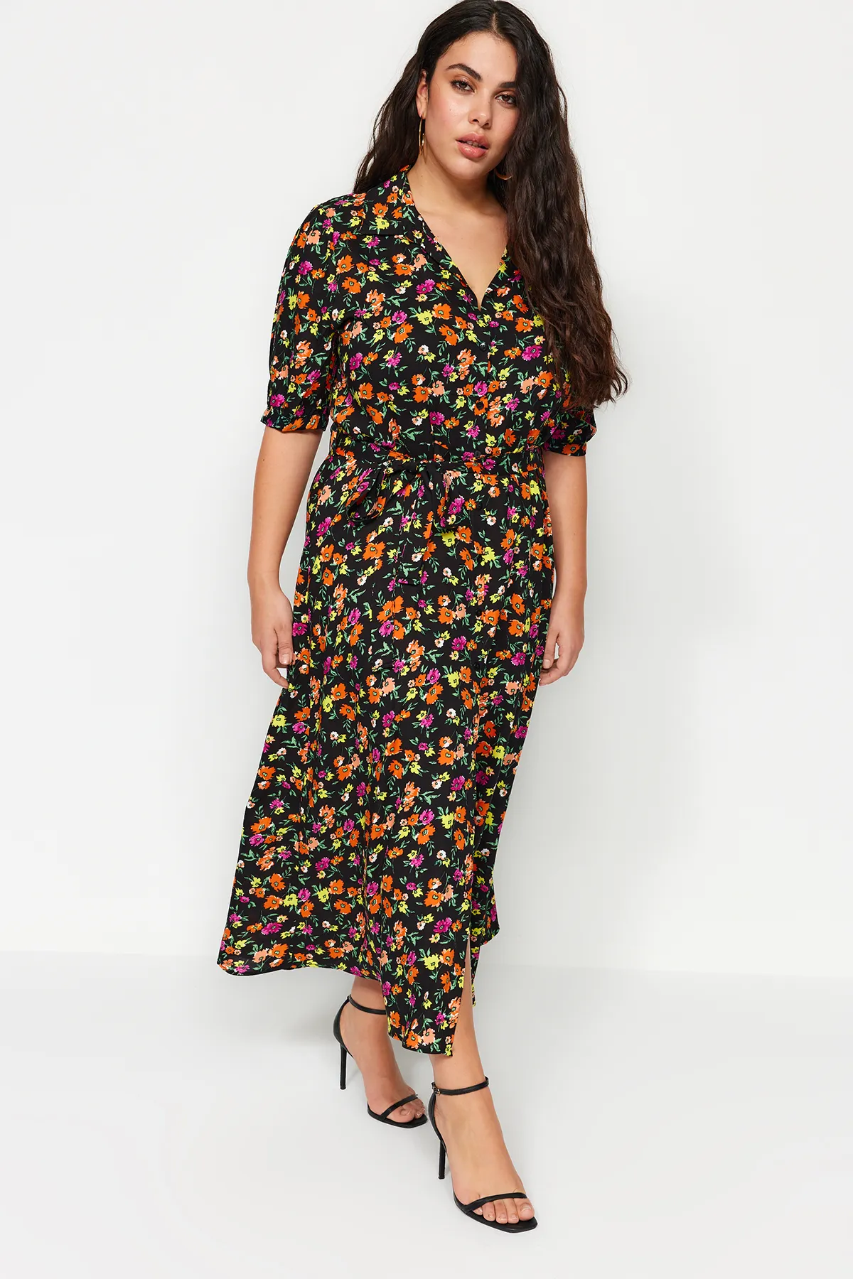Trendyol Curve  Schwarzes gewebtes Hemdblusenkleid mit Blumengürtel TBBSS22EL1607