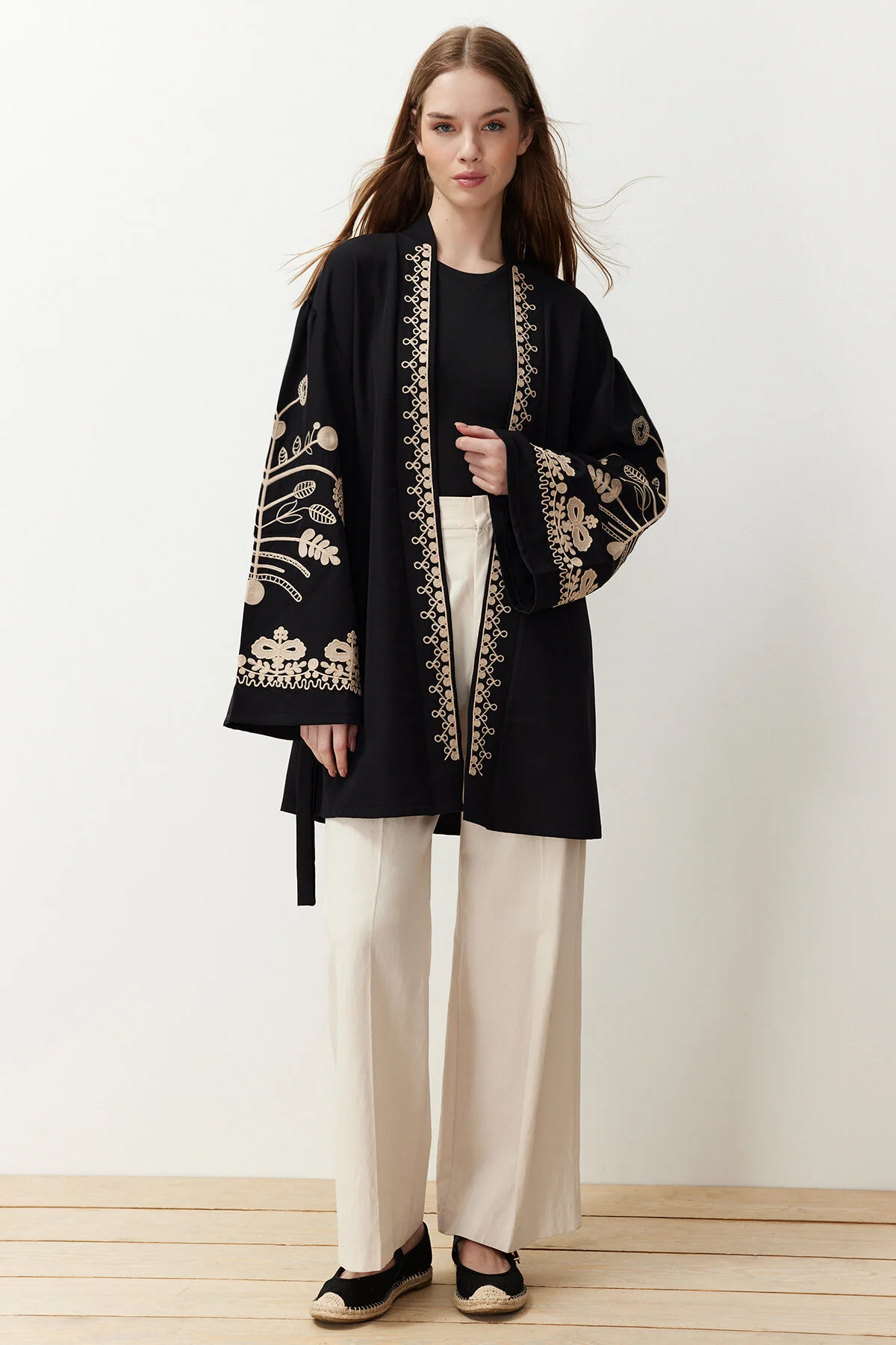 Trendyol Modest  Schwarze gewebte bestickte Mütze & Ferace & Kimono TCTSS24KF00018