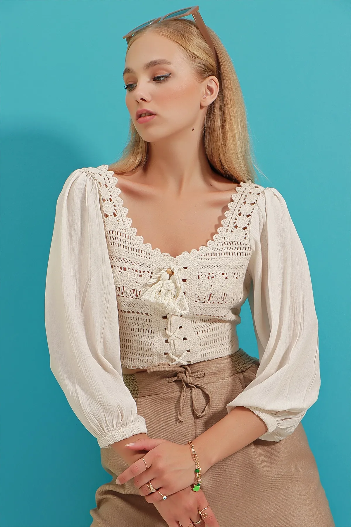 Trend Alaçatı Stili  Damen-Häkelbluse in Ecru mit ovalem Kragen und Schnürung vorne aus Leinen mit Blockmuster ALC-X9196