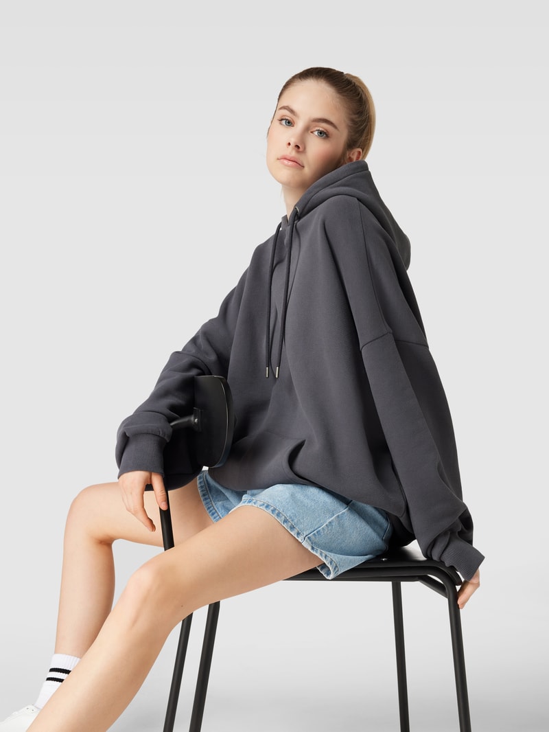 Hoodie mit Känguru-Tasche in schwarz