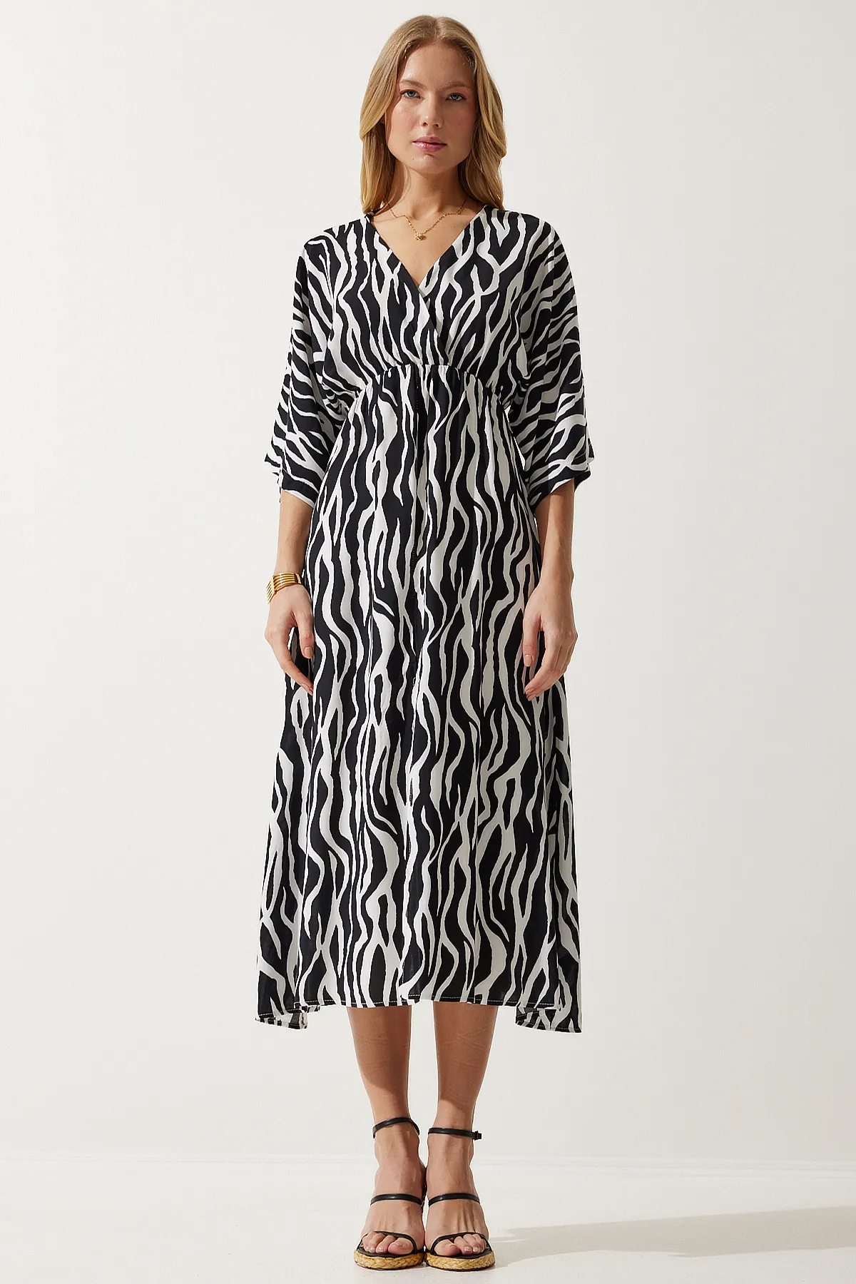 Happiness İstanbul  Schwarz-weißes, tiefes V-Ausschnitt-Sommerkleid aus Viskose für Damen, lang, CI00081
