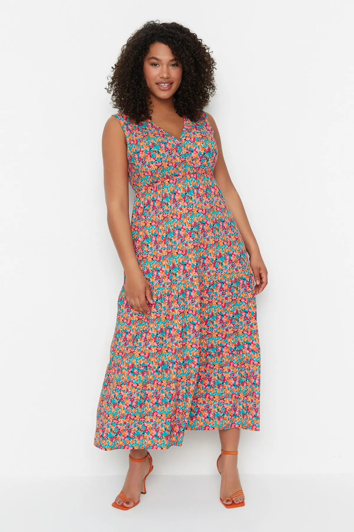 Trendyol Curve  Mehrfarbiges A-Linien-Strickkleid mit Blumenmuster TBBSS22AH00010