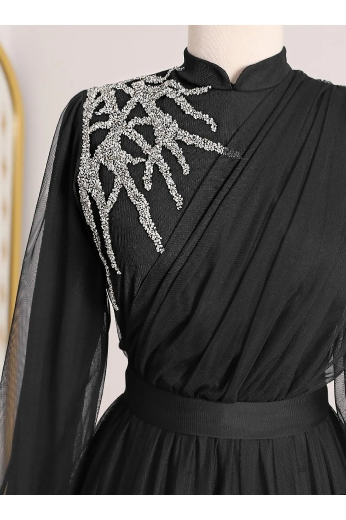 Modamorfo  Drapiertes Tüll-Abendkleid mit Gürtel und Steindetail auf der Vorderseite