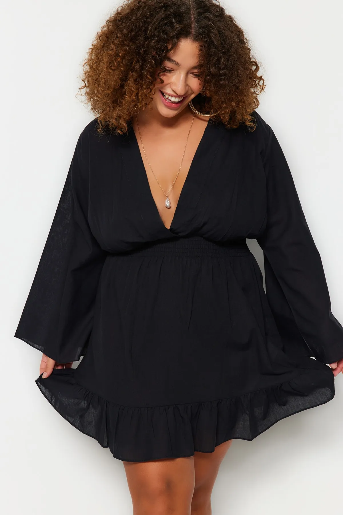 Trendyol Curve  Schwarzes zweireihiges Strandkleid mit gewebtem Kragen TBBSS23AH00164