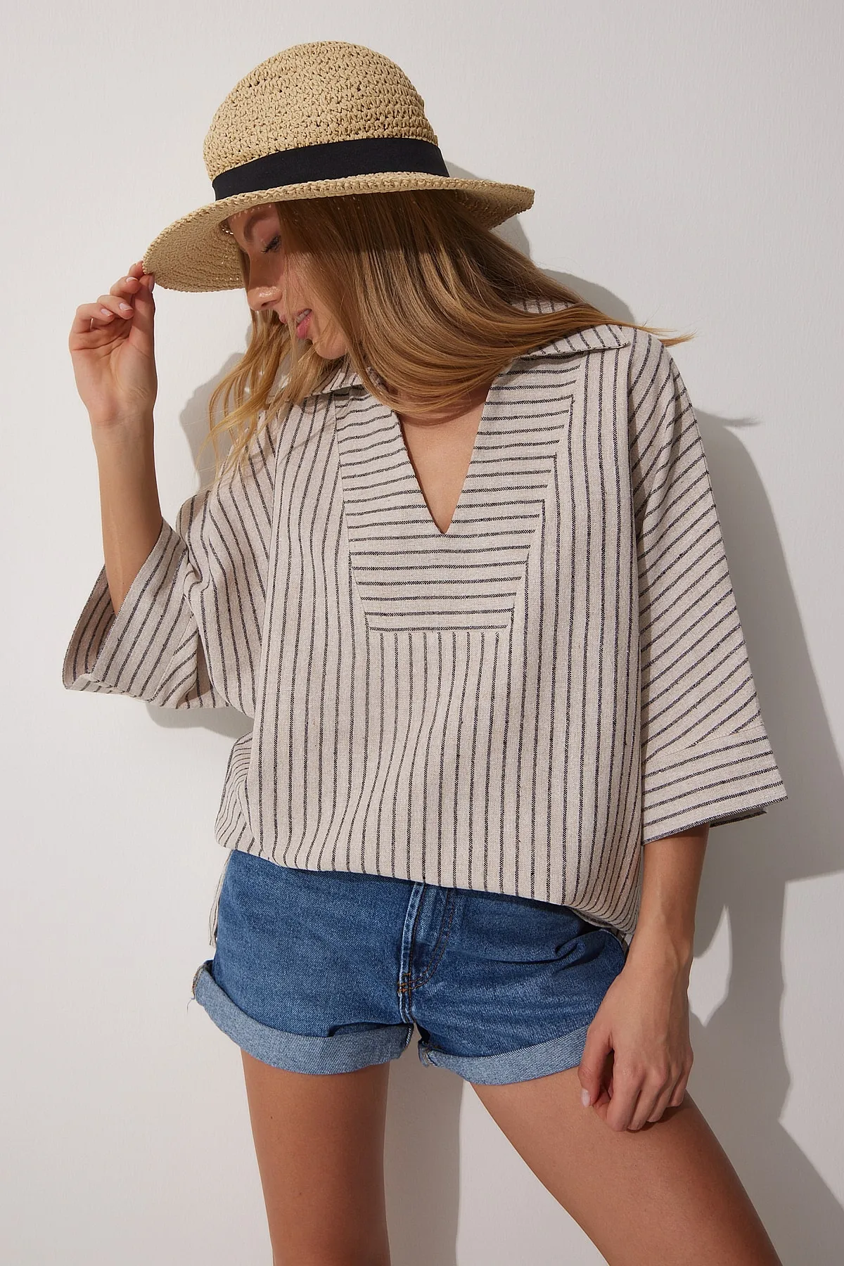 Happiness İstanbul  Beige Damen-Rollkragen-Tunika aus Rohleinen mit dünnen Streifen NV00052