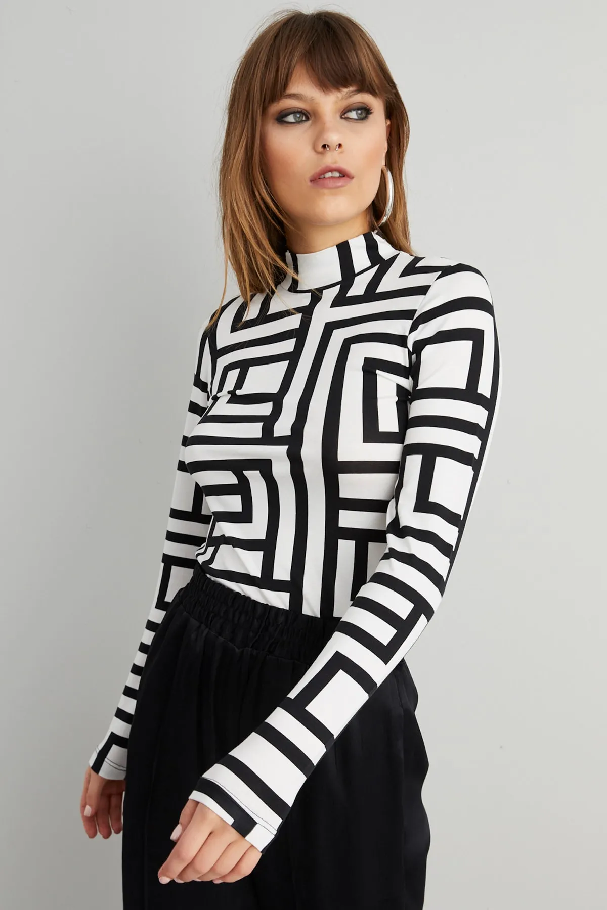 Cool & Sexy  Schwarz-weiße Damenbluse mit halbem Fischermuster LPP1147