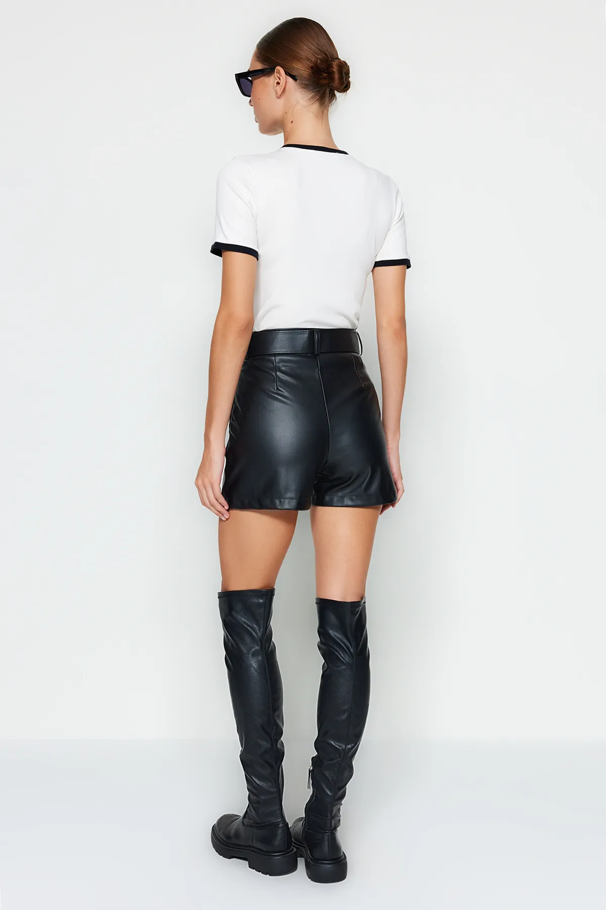 Trendyol Collection  Schwarze gewebte Shorts aus Kunstleder mit Gürtel TWOAW24SR00082