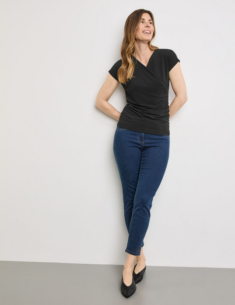 Elastisches T-Shirt mit Wickeloptik