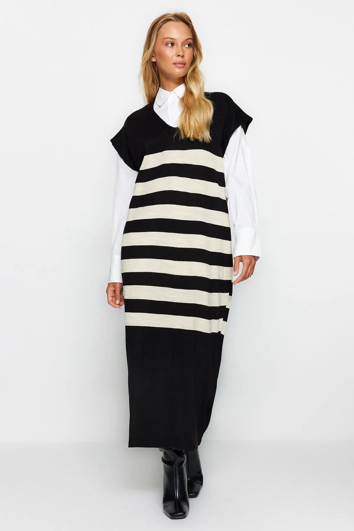 Trendyol Modest  Schwarzes gestreiftes Strickpulloverkleid mit V-Ausschnitt TCTAW24UV00039