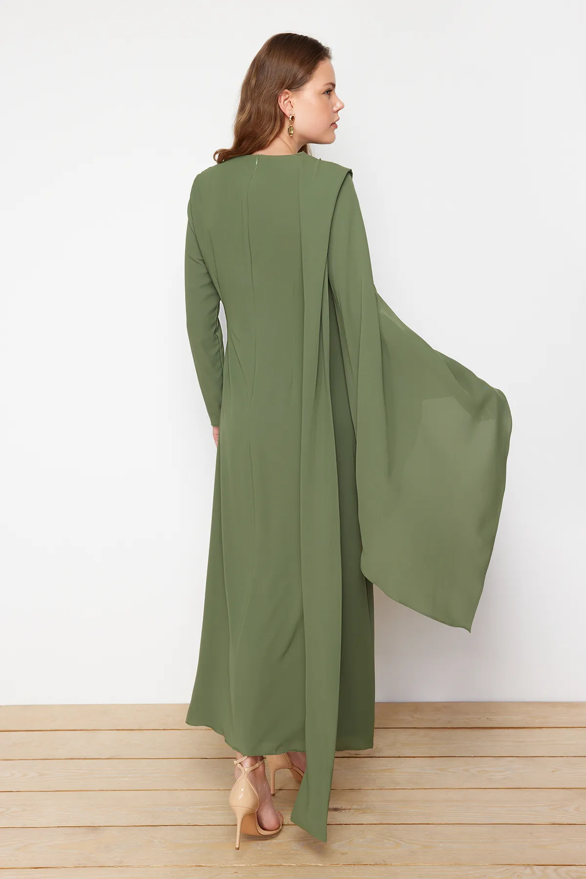 Trendyol Modest  Khakifarbenes Abendkleid mit Schalkragen TCTSS24DB00036