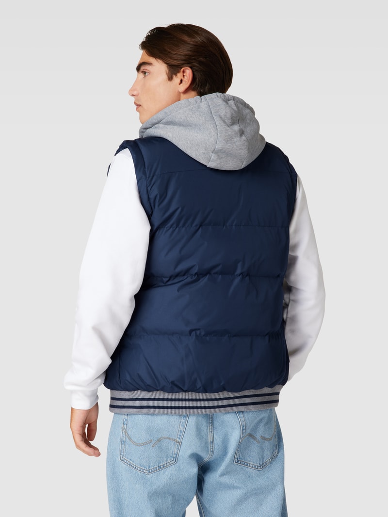 Steppweste mit Label-Patch in royalblau
