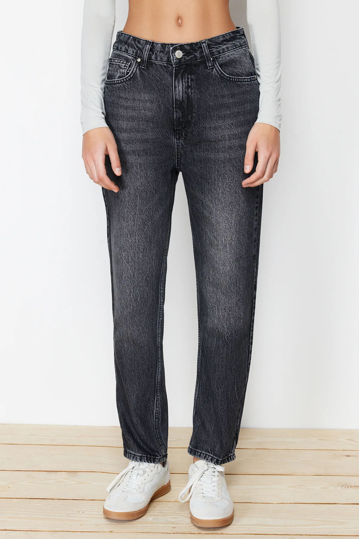 Trendyol Collection  Schwarze, gerade Jeans mit hoher Taille TWOAW24JE00061