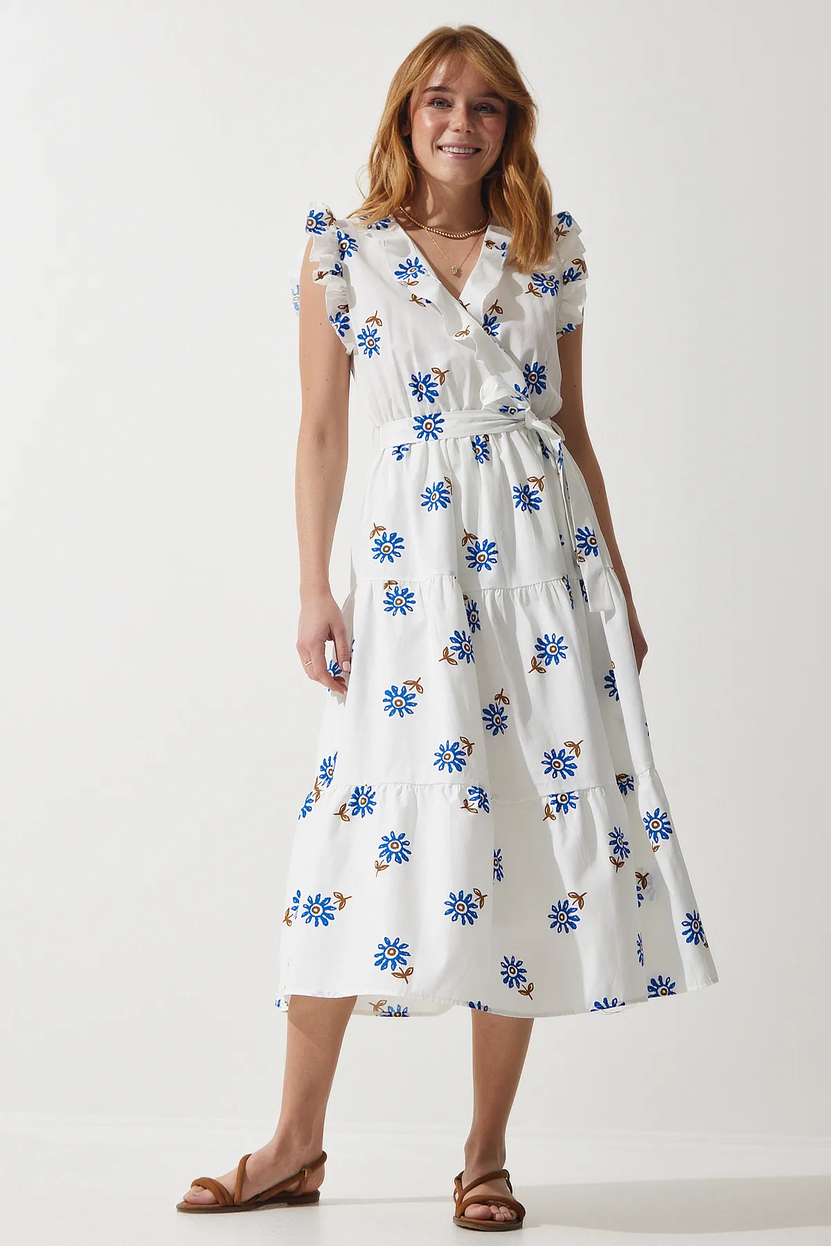 Happiness İstanbul  Weißes Sommerkleid für Damen mit Blumenmuster, Gürtel und Rüschendetail DK00165