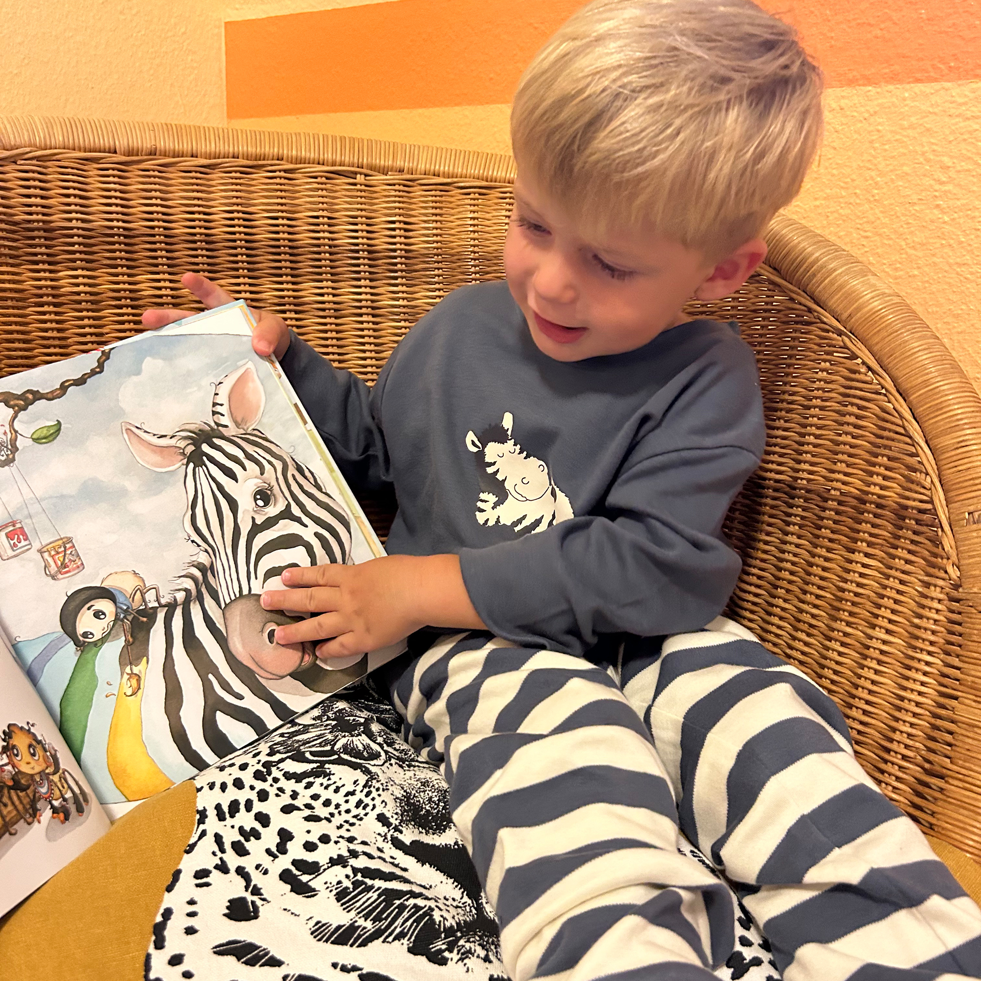 Langer Kinder Schlafanzug Zebra, lila-weiß