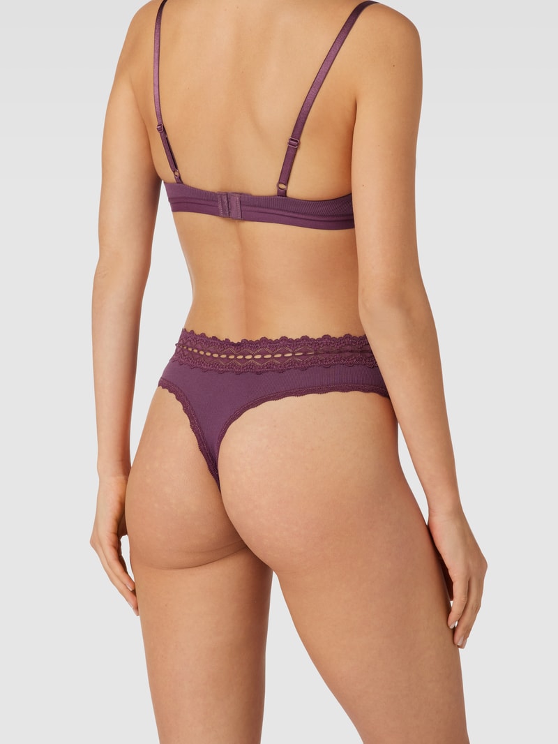 String mit Spitzenbesatz Modell 'Claire String' in lila