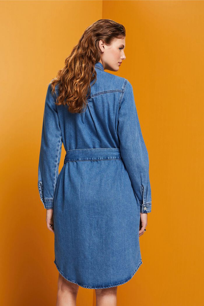 Kurzes Jeanskleid mit Bindegürtel