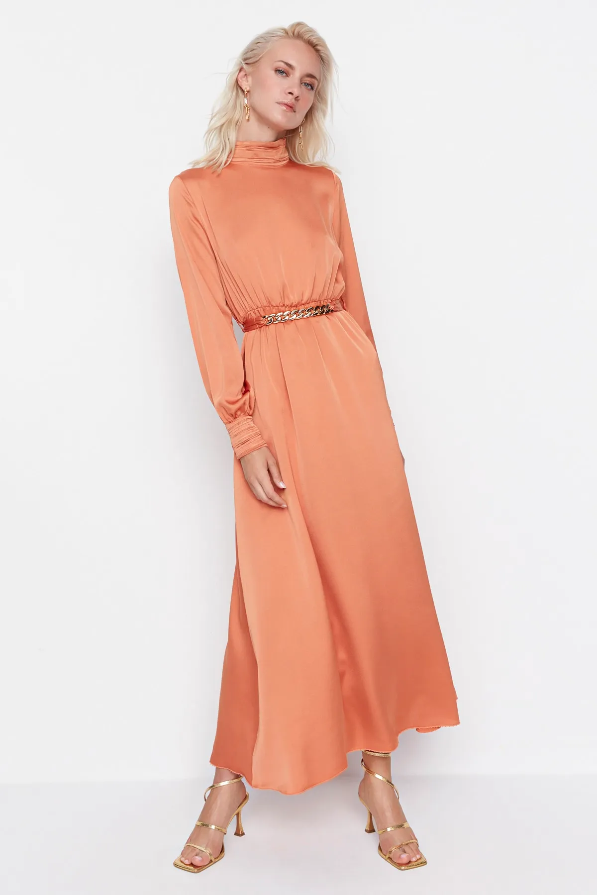 Trendyol Modest  Orangefarbenes gewebtes Abendkleid mit drapiertem Kragen und Manschetten, Gürtel TCTSS22EB0142