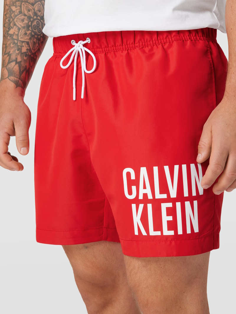 PLUS SIZE Badehose mit Label-Print in rot