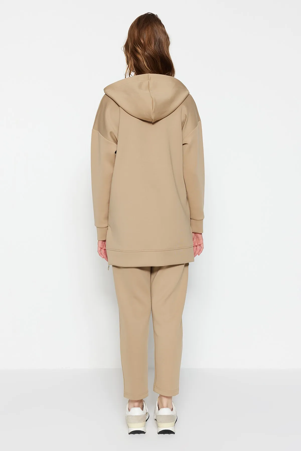 Trendyol Modest  Cremefarbener Trainingsanzug mit Reißverschluss vorne und weicher Struktur aus Scuba-Strick TCTSS23EN00005