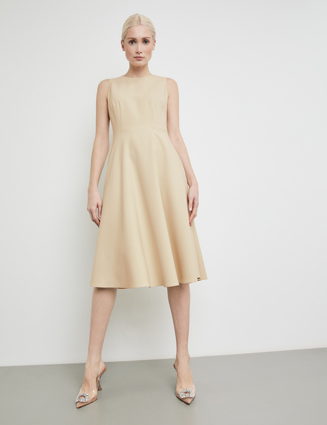 Ärmelloses Kleid mit ausgestelltem Rockteil