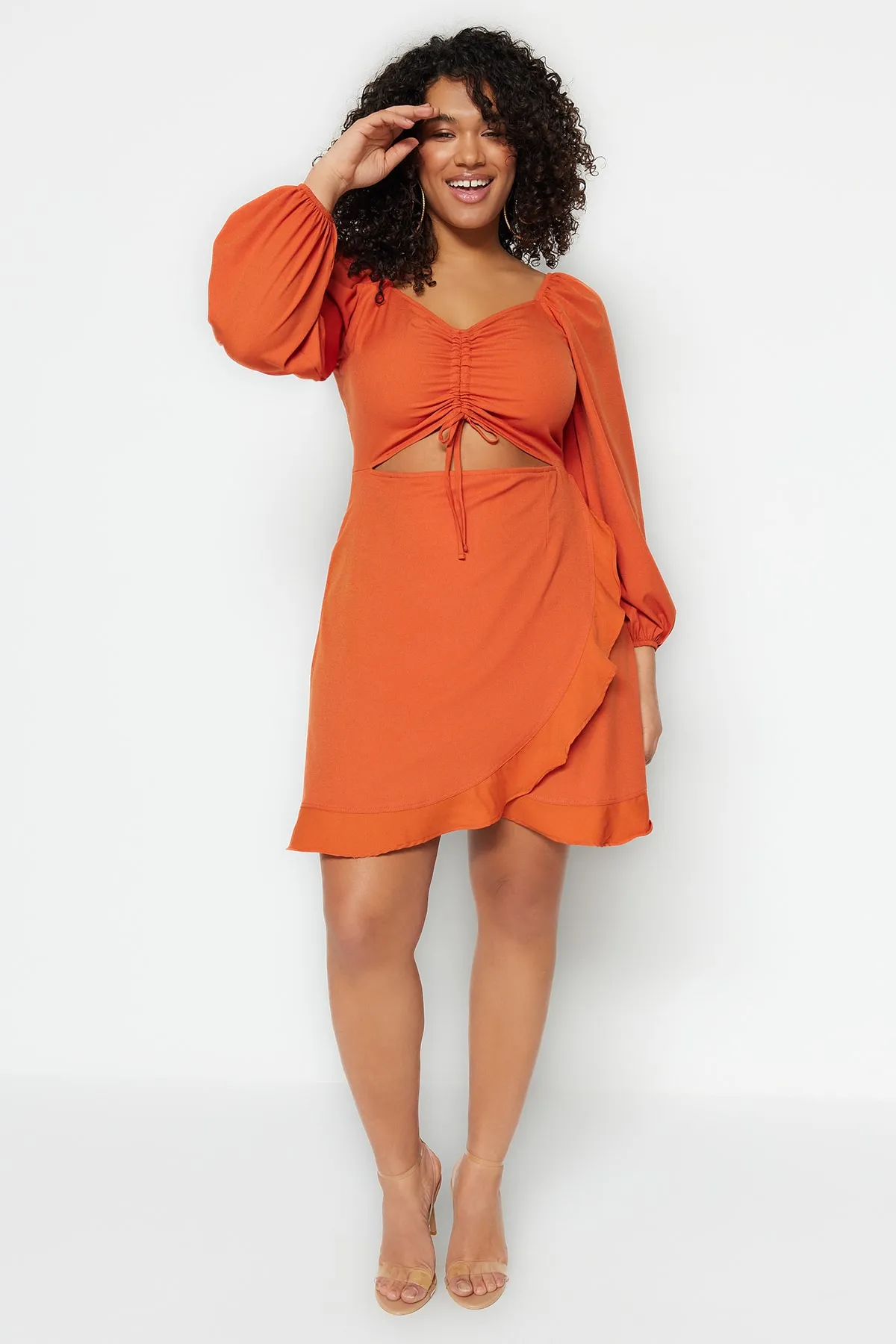 Trendyol Curve  Zimtfarbenes, gewebtes Kleid mit Cut-Out-Details TBBSS23AH00170