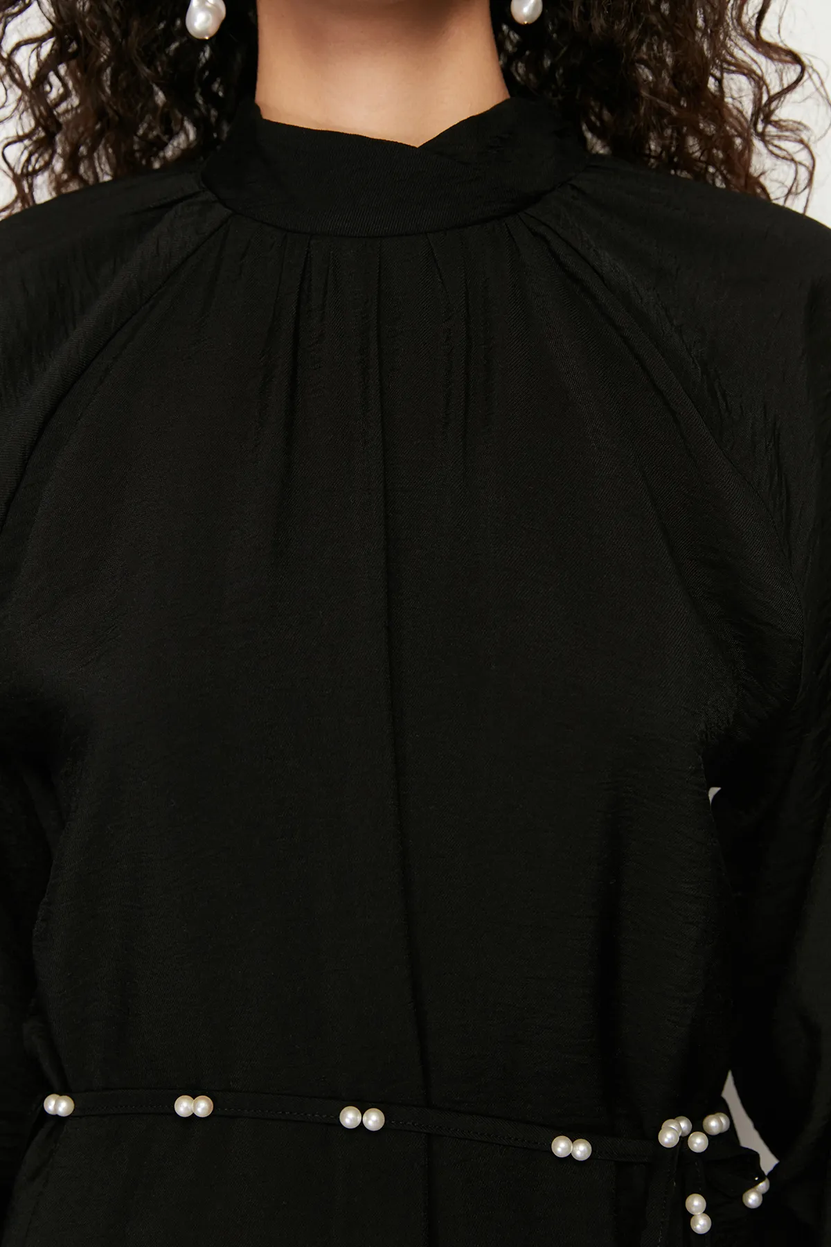 Trendyol Modest  Schwarzes, gewebtes Kleid mit Stehkragen und Perlengürtel TCTSS24EB00125