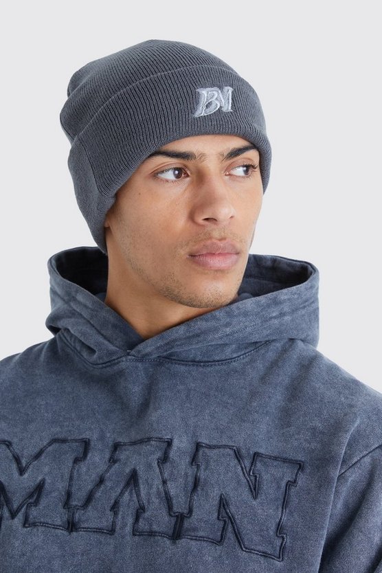 Beanie mit Bm-Stickerei