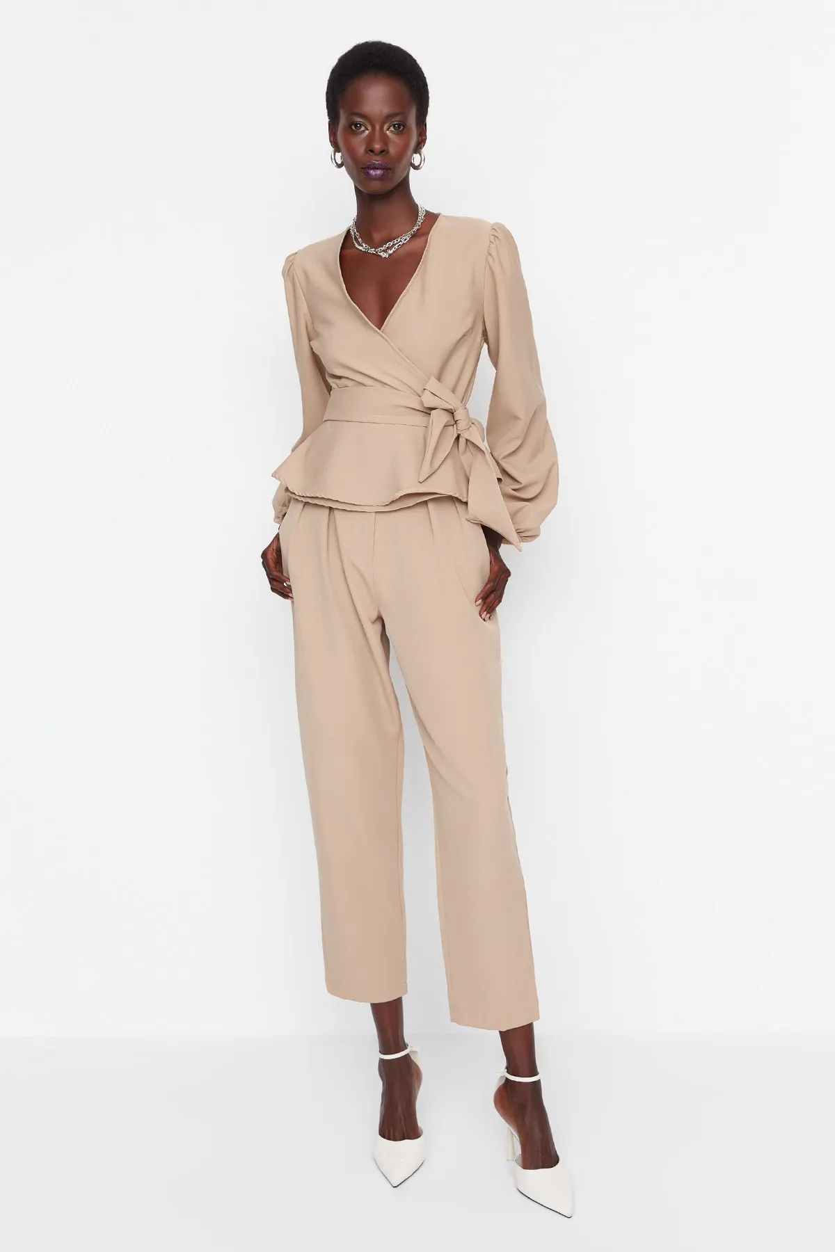 Trendyol Collection  Nerzfarbene Webhose mit Gürtel TWOAW23PL00224