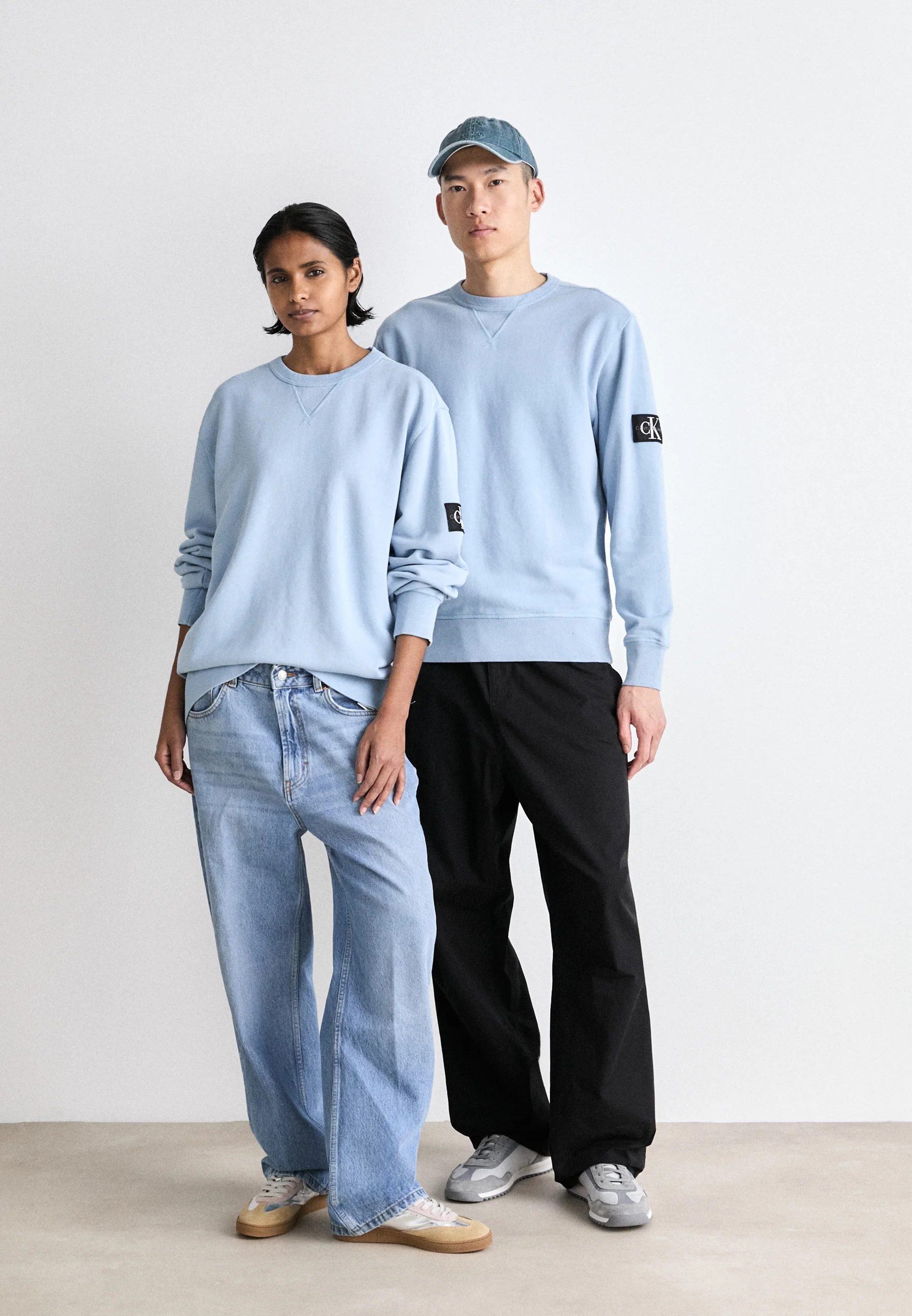 Sudadera unisex de cuello redondo con insignia lavada de Calvin Klein Jeans