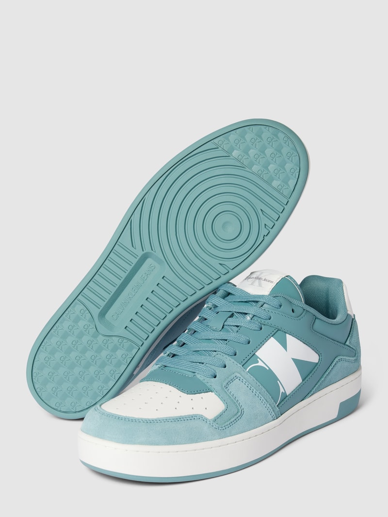 Sneaker in Two-Tone-Machart mit Schnürung in hellblau