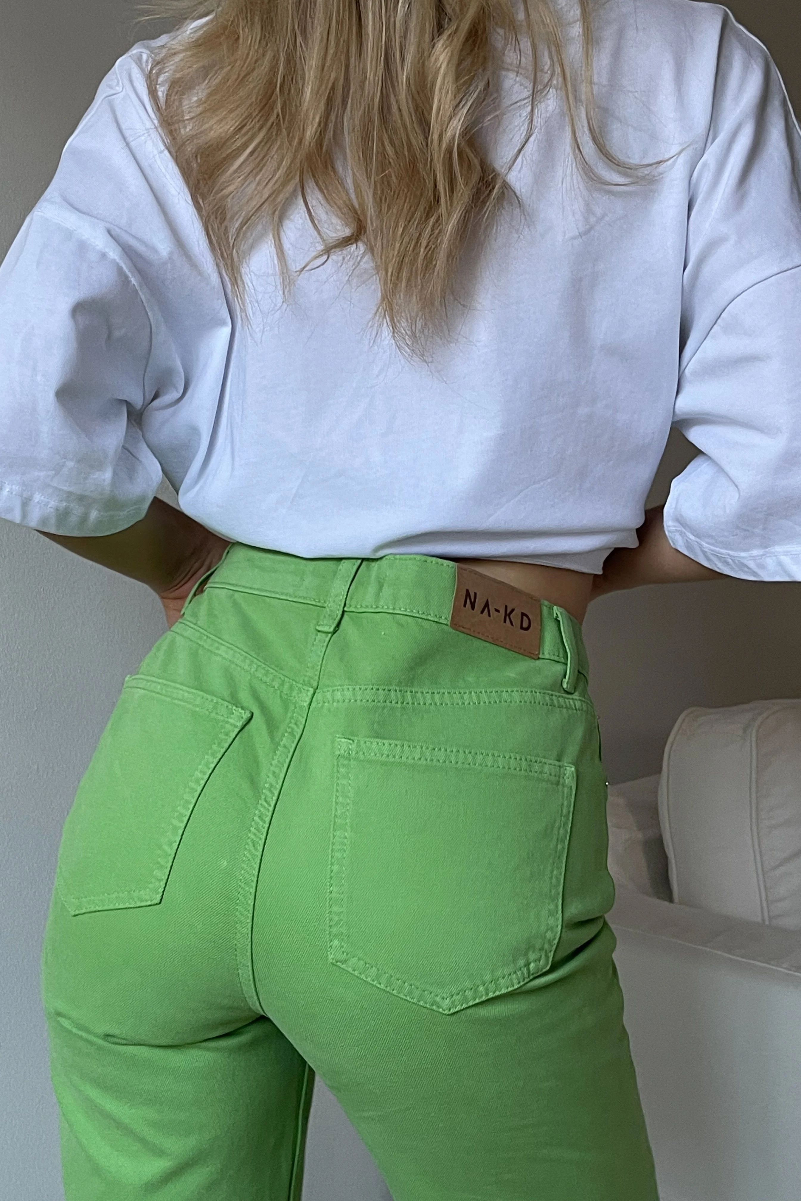 Jeanshose mit weitem Bein und asymmetrischem Verschluss