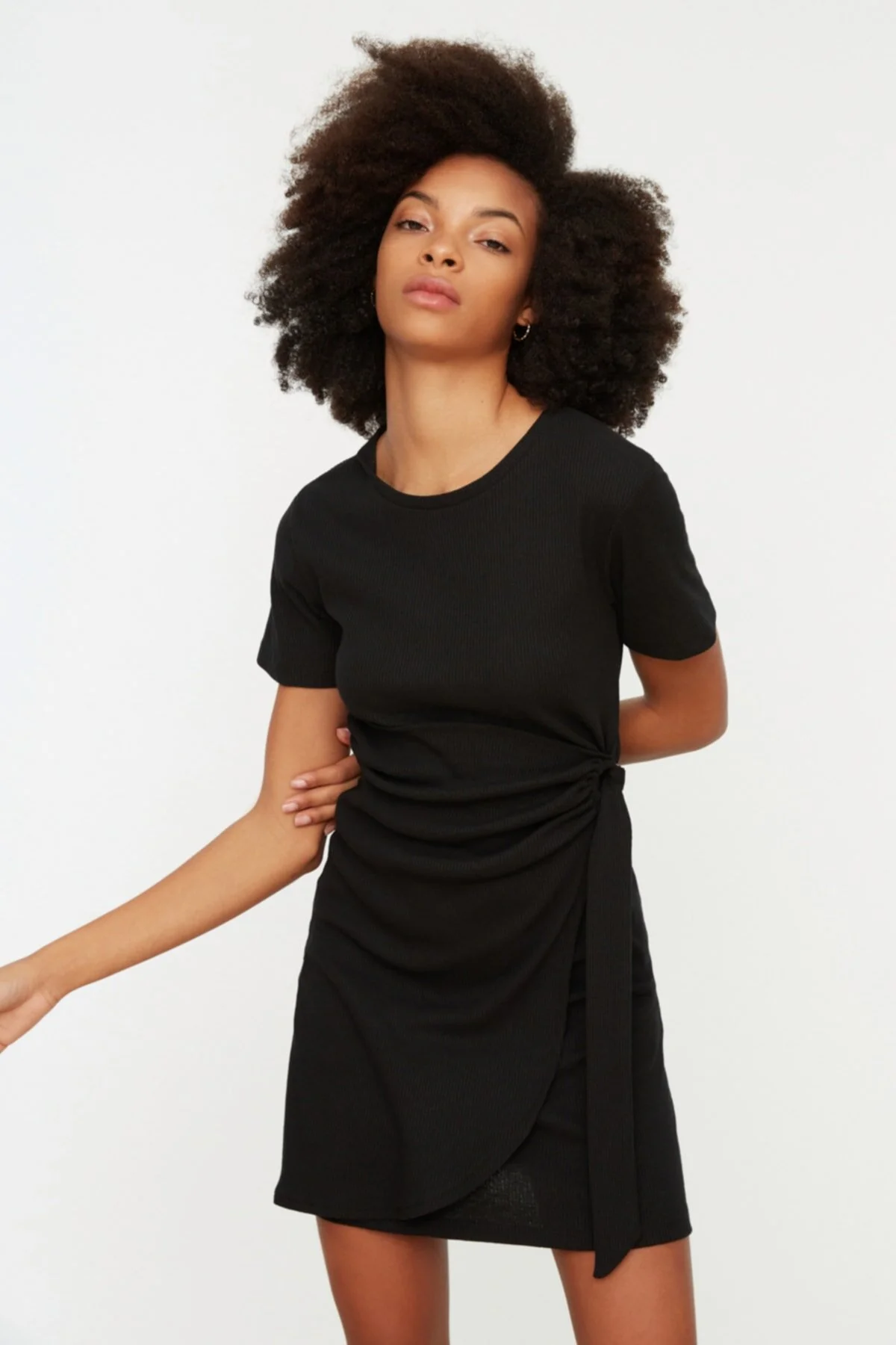 Trendyol Collection  Schwarzes, detailliertes Strick-Minikleid mit Rundhalsausschnitt und Strickoptik TWOSS22EL0751