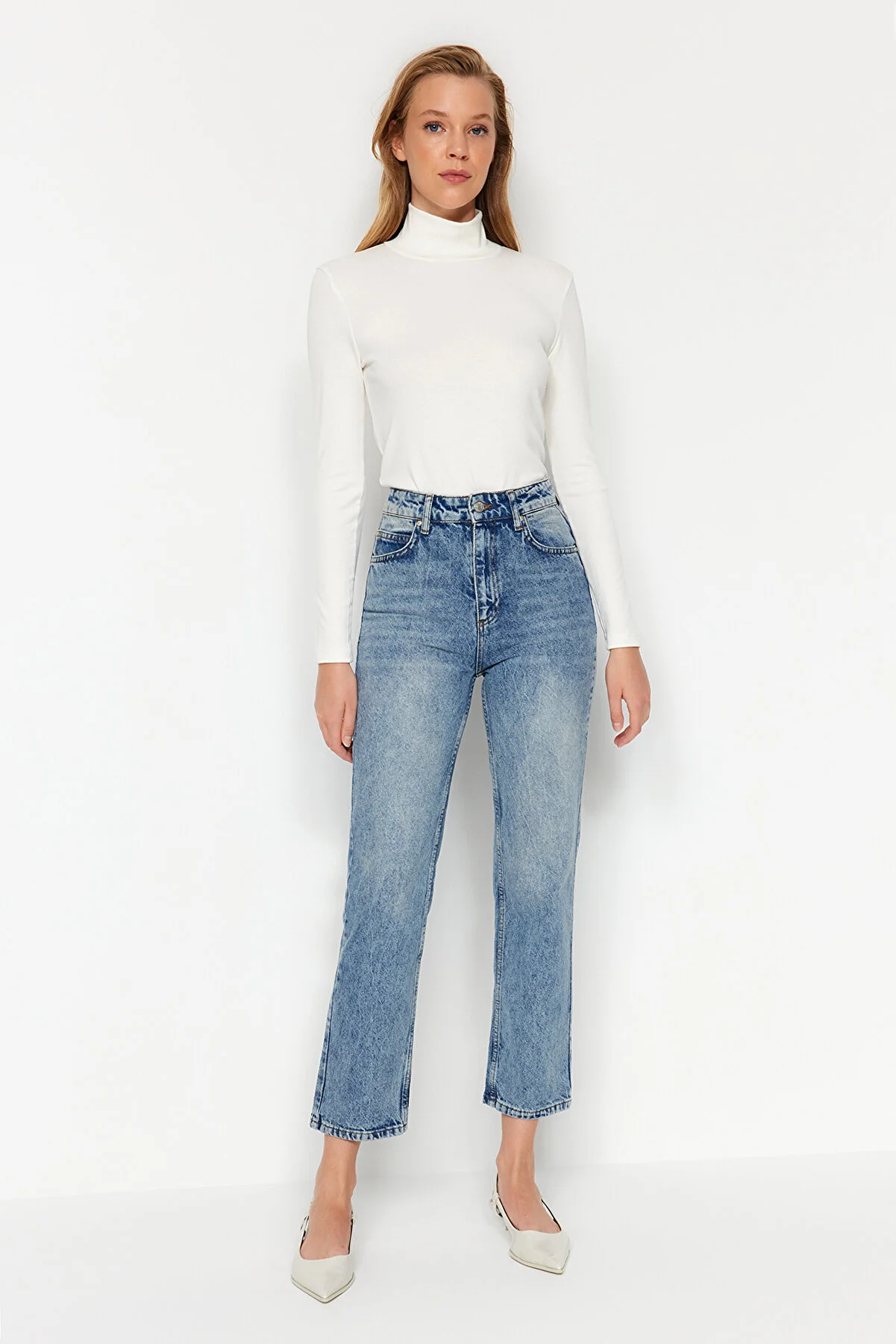 Trendyol Collection  Dunkelblaue gerade Jeans mit hoher Taille TWOAW24JE00082