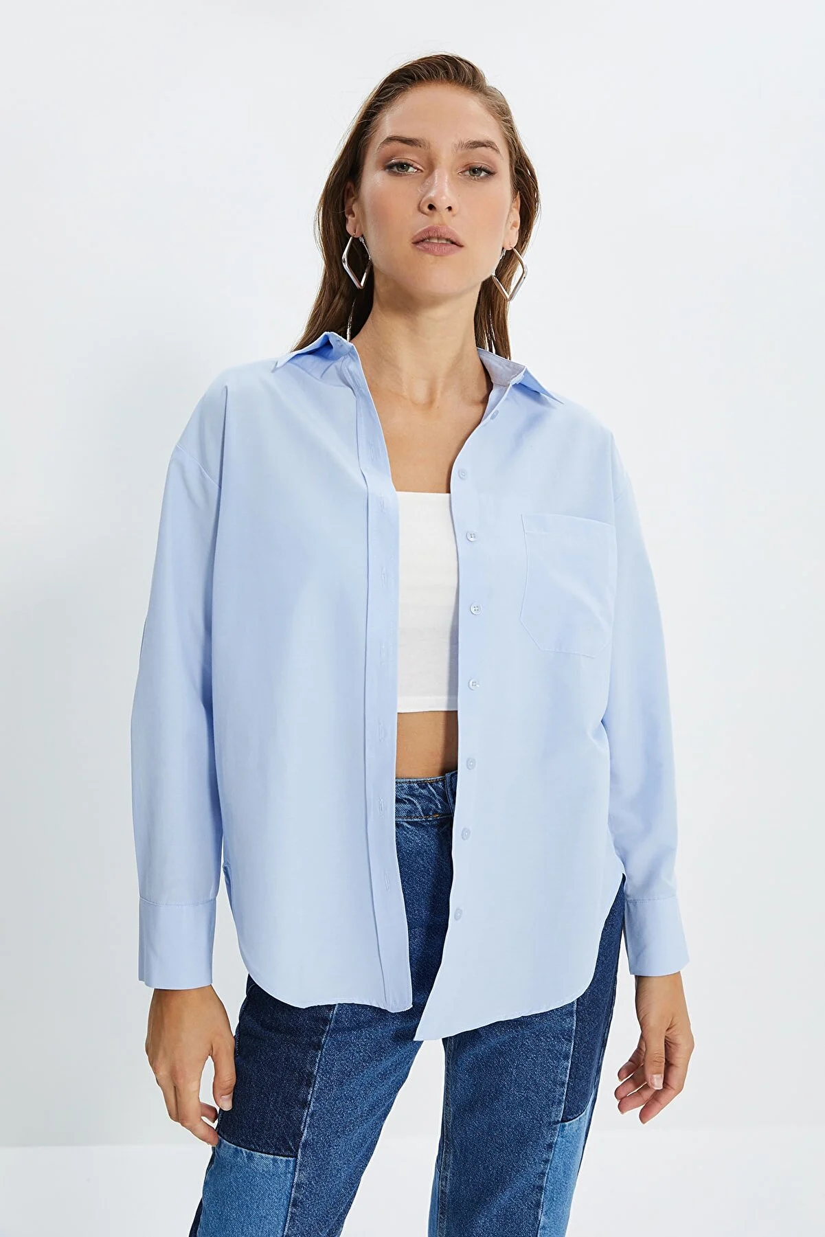 Trendyol Collection  Blaues Boyfriend-Hemd aus Baumwollgewebe mit breiter Passform und einer Tasche TWOAW20GO0115
