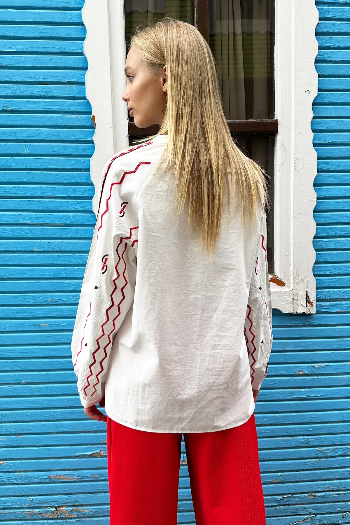 Trend Alaçatı Stili  Weiße Damenbluse mit Stehkragen und bestickten Bündchen aus Webstoff ALC-X10750