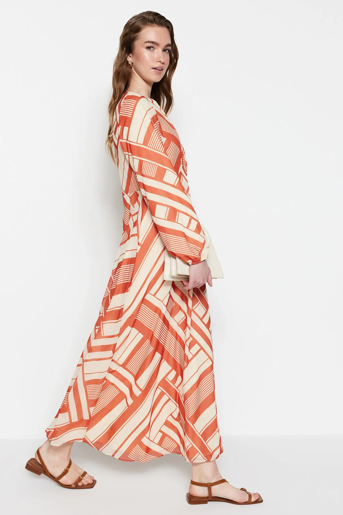 Trendyol Modest  Oranges, geometrisch gemustertes, gefüttertes gewebtes Chiffonkleid TCTSS23EB00063